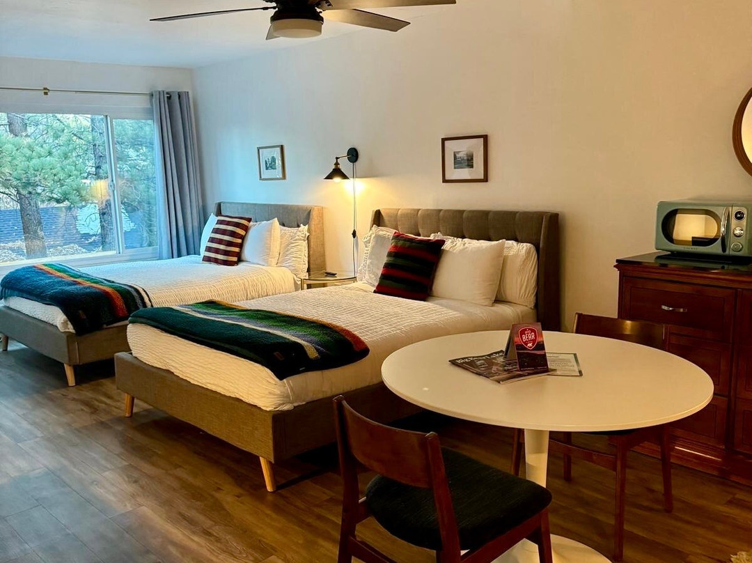 Sierra Blue Hotel & Swim Club主图