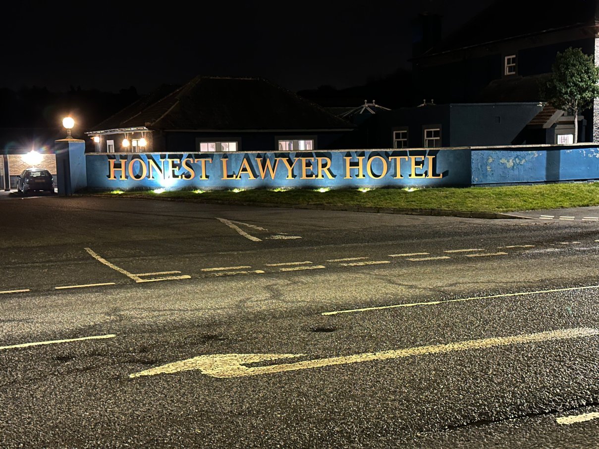 The Honest Lawyer Hotel-浴室
