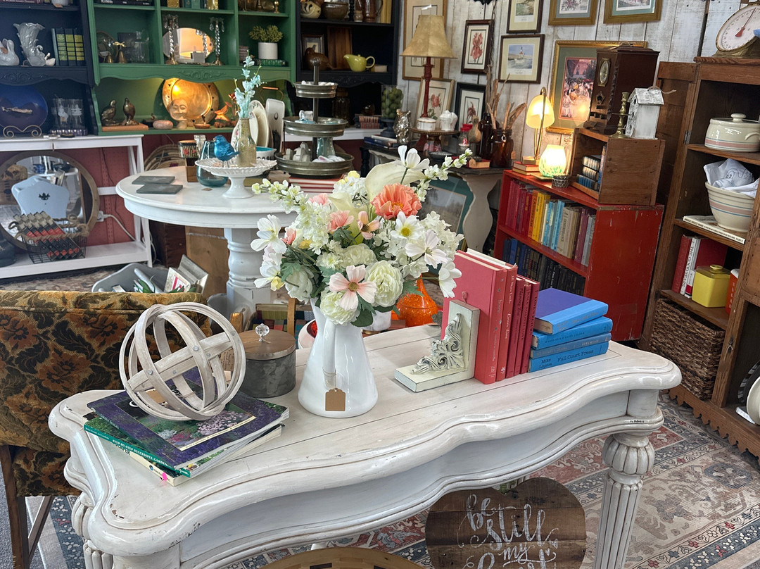 Two Sisters Dusty Attic Flea Market-Cassville必去景点