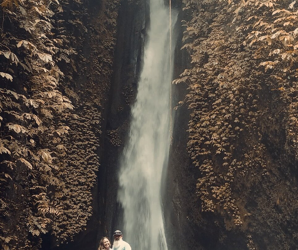Leke Leke Waterfall景点图片