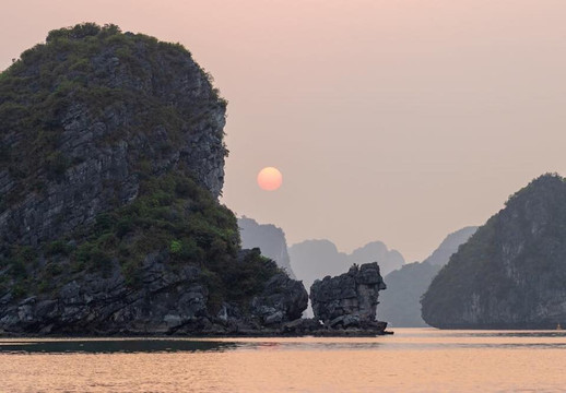 Blue Swimmer Outdoors-下龙湾必去景点