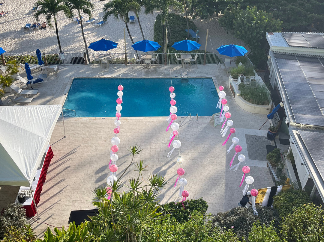 Coconut Court Beach Hotel主图