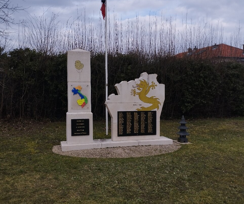 Cimetiere Militaire du Faubourg-Pave景点图片