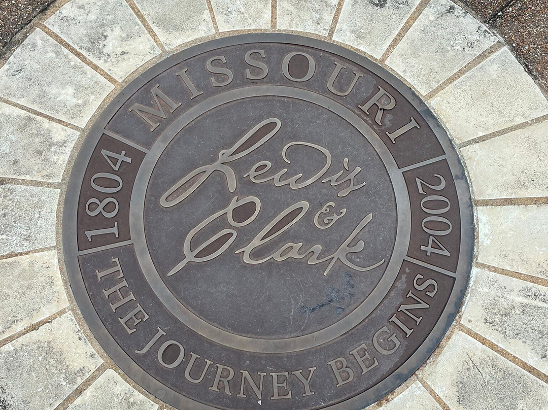 Lewis and Clark Monument Trailhead Plaza-杰佛逊市必去景点