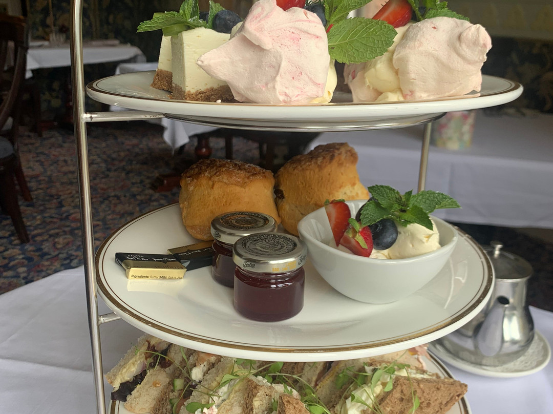 Lands of Loyal Hotel主图