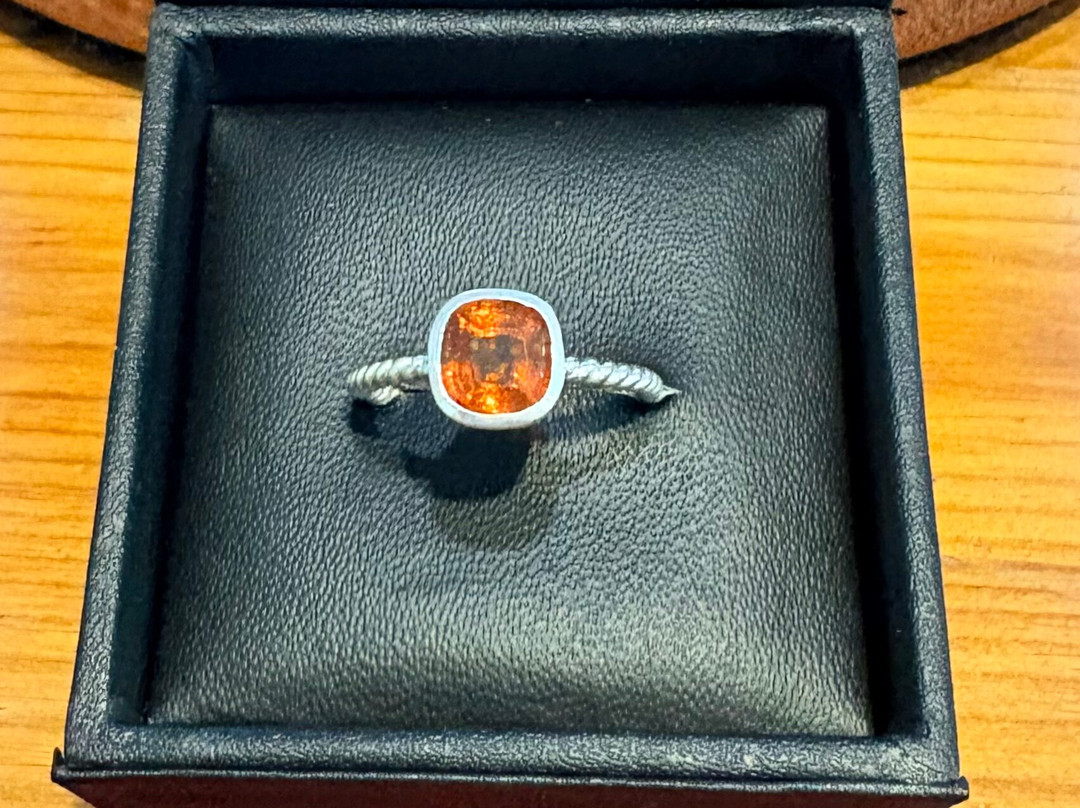 Sithma Gems & Jewellery-乌纳瓦图纳必去景点