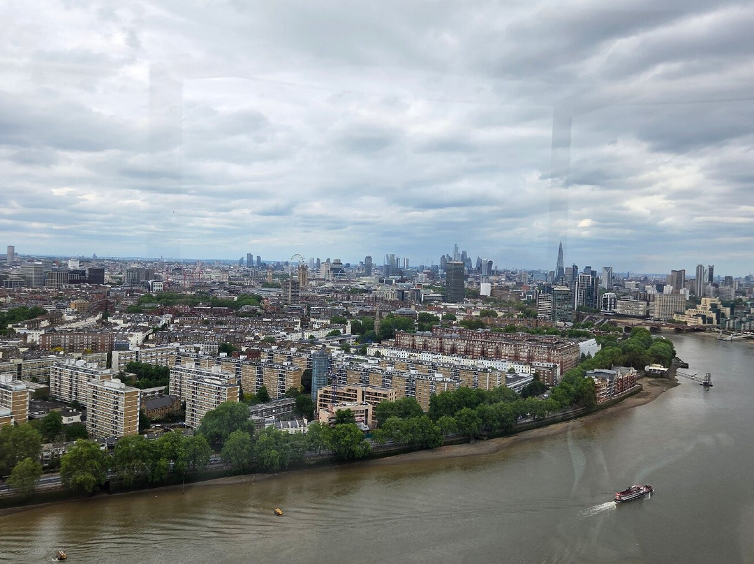 The Chimney Lift at Battersea Power Station-伦敦必去景点