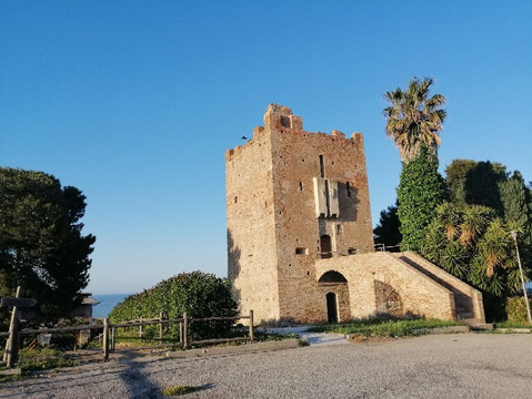 Torre di Montebello-Montenero di Bisaccia必去景点