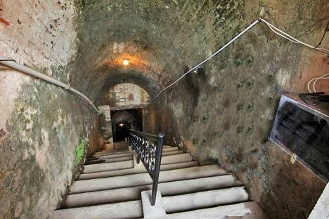 Hole Mine Site Museum Mbah Suro & Infobox景点图片