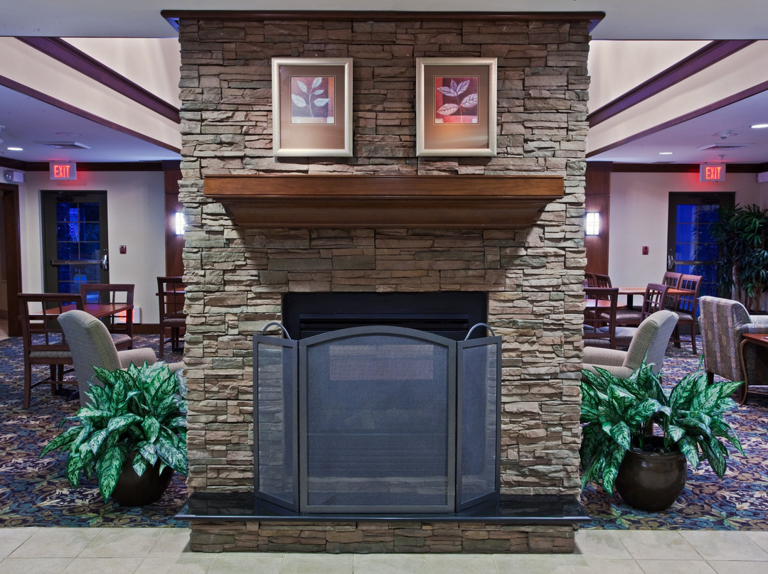 韦恩堡驻桥套房酒店主图