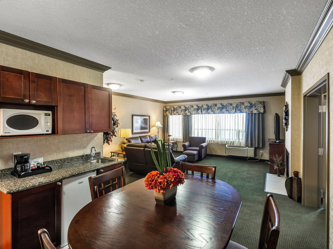 Redwood Inn & Suites主图