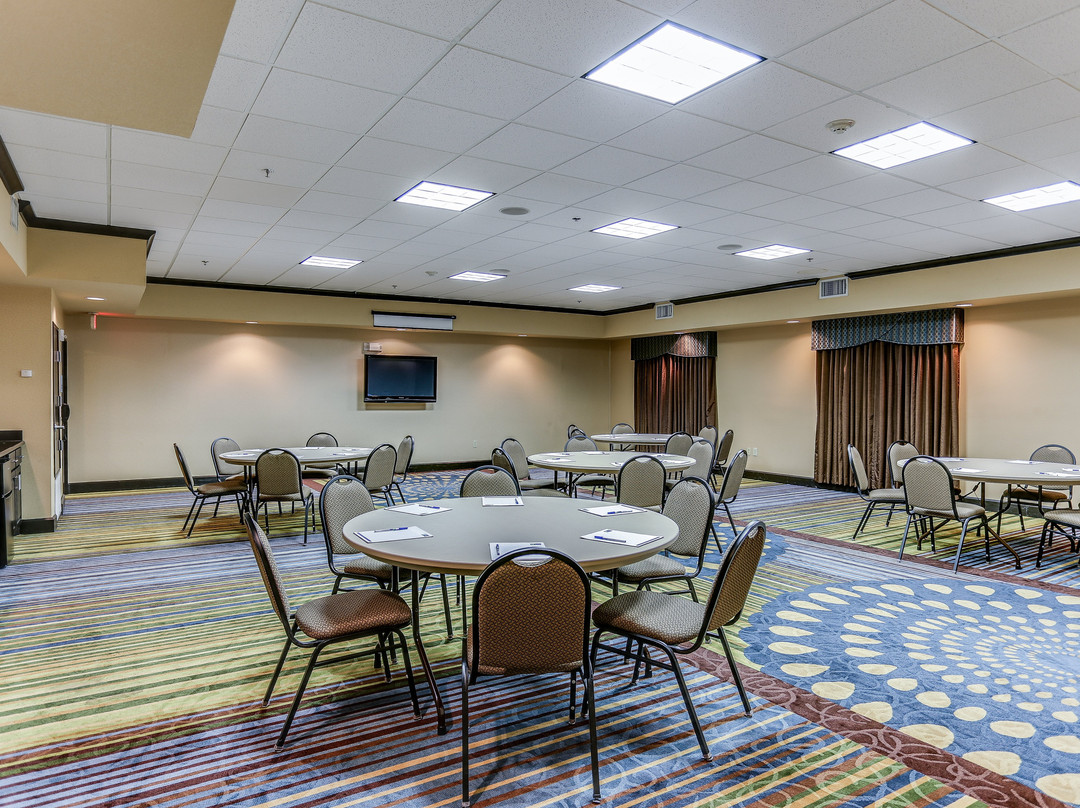 亨特维尔快捷假日&套房酒店主图