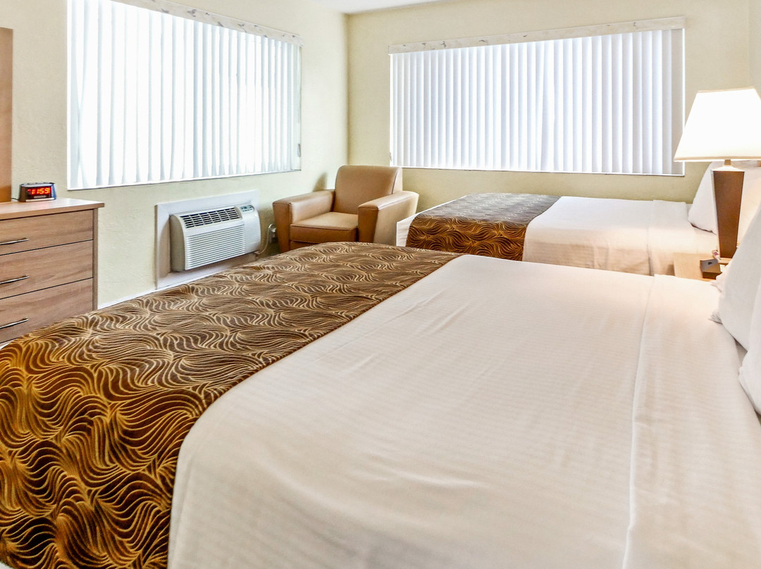 Page Terrace Beachfront Hotel主图