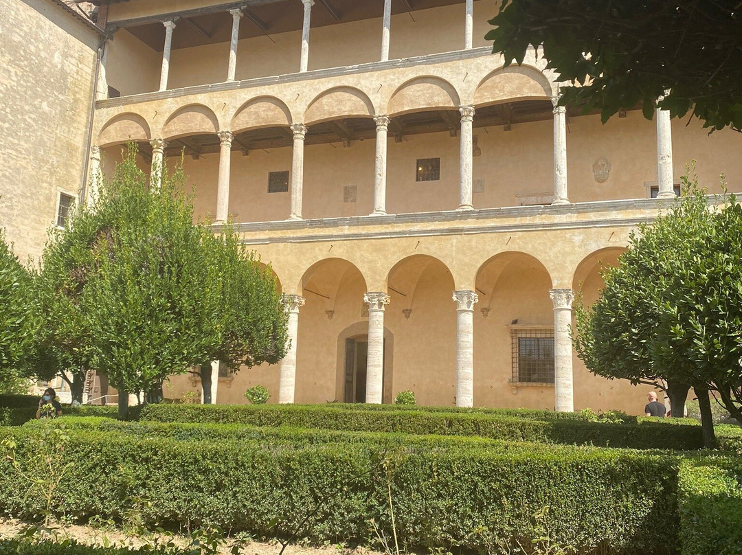 帕拉索皮克洛蜜妮酒店-皮恩扎必去景点