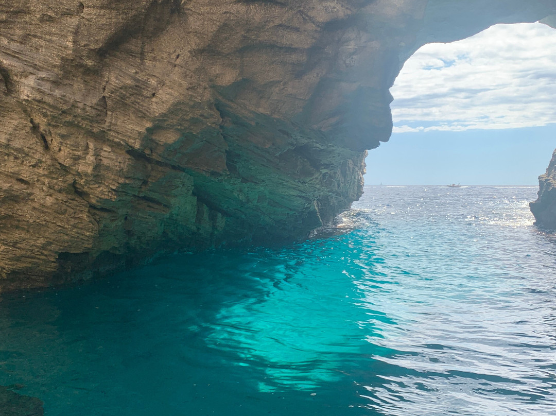 Bonifacio cliffs and caves景点图片