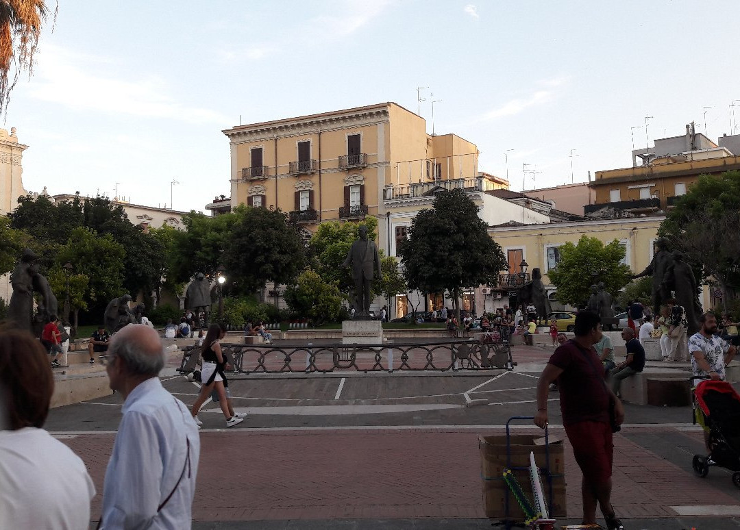 Piazza Umberto Giordano景点图片