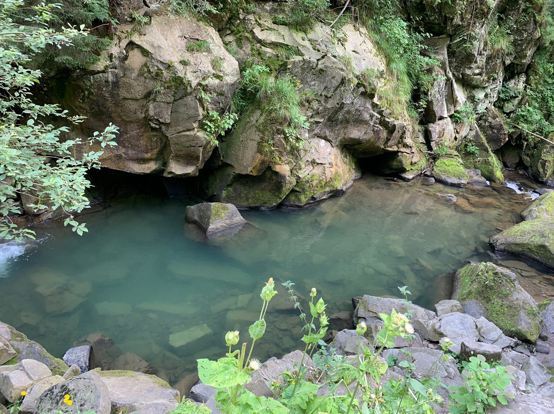 Kamenets Waterfall景点图片