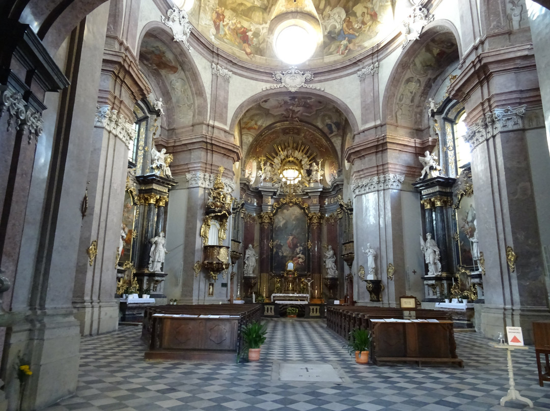 Kostel Sv. Jana Krtitele Se Sochou Sv. Jana Nepomuckeho景点图片