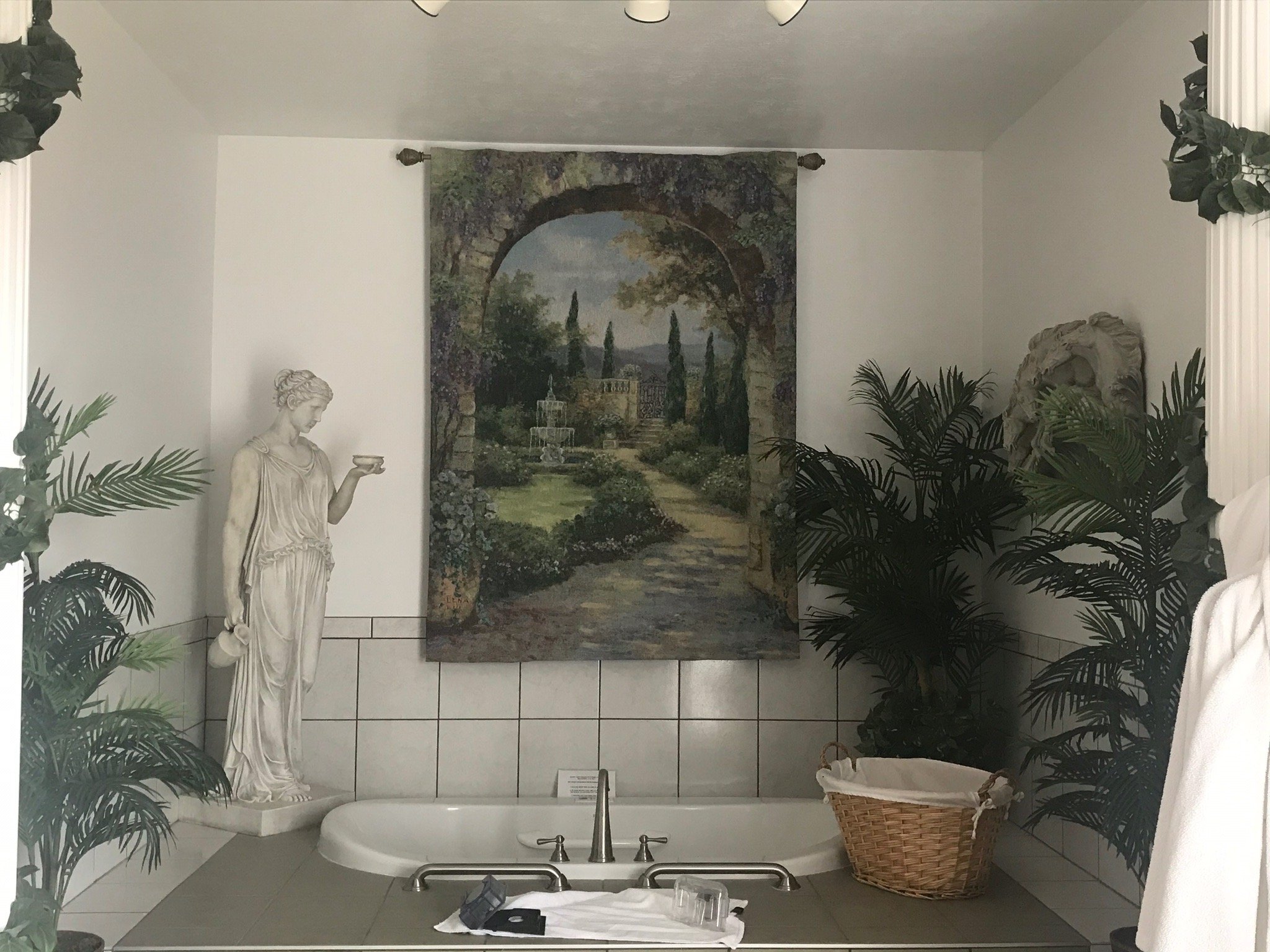 Lions Gate Manor-官方