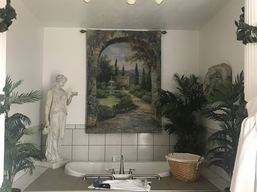 Lions Gate Manor主图