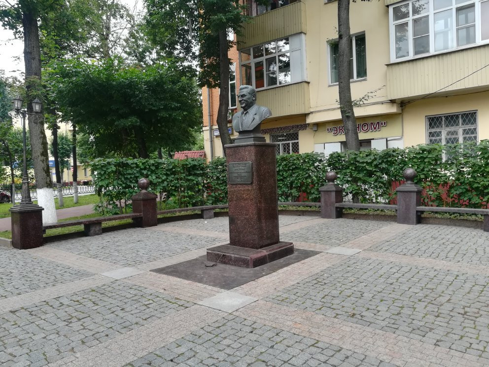 Monument-Bust of the First Popularly Elected Head Podolsk A. Nikulin景点图片