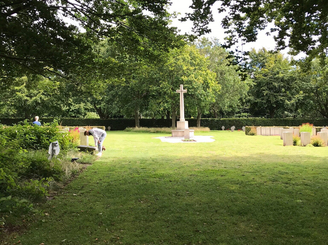 Favrlund Gravlund (War cemetery)景点图片