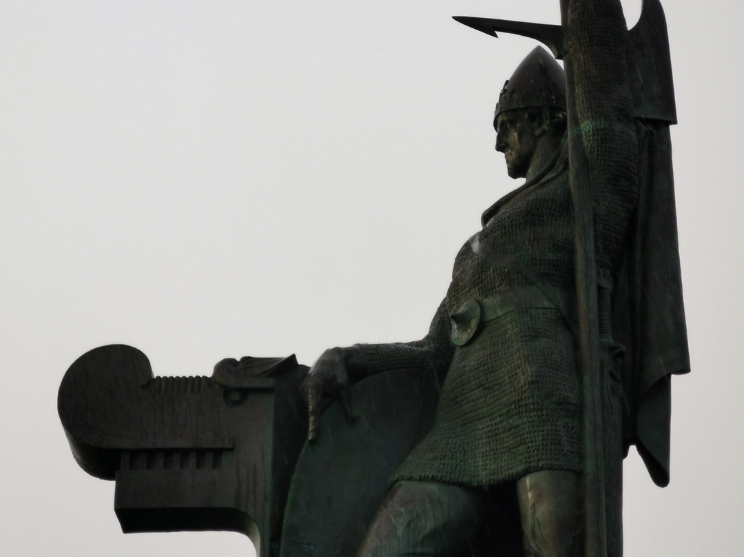 Arnarholl Statue-雷克雅未克必去景点