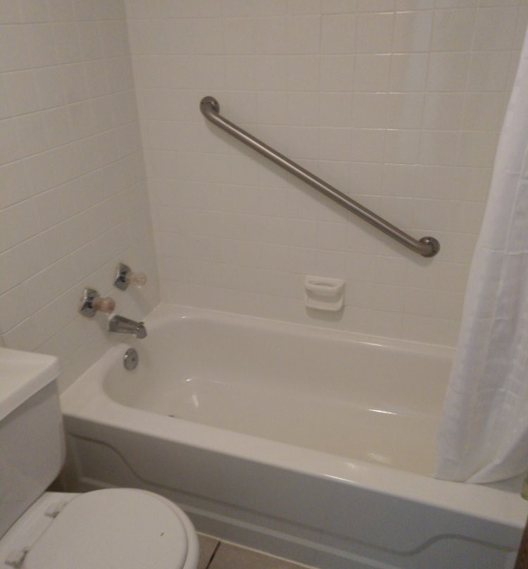 First American Hotel & Suites主图