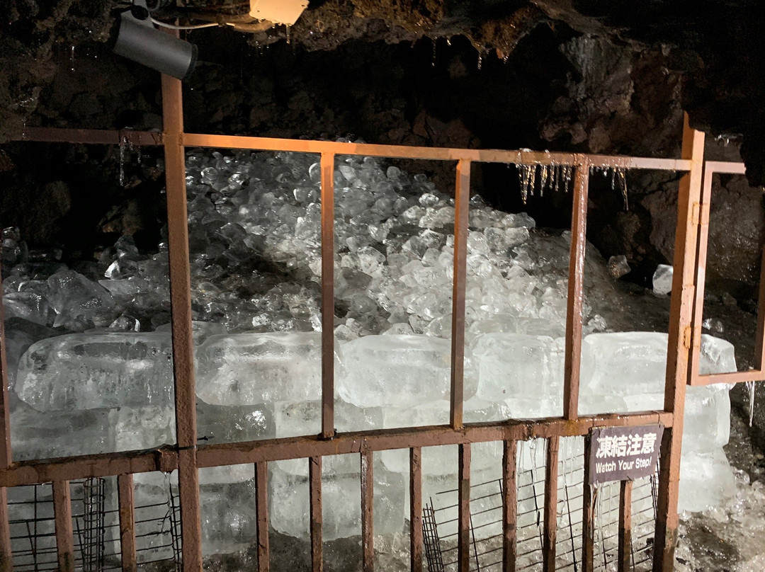 Narusawa Ice Cave景点图片