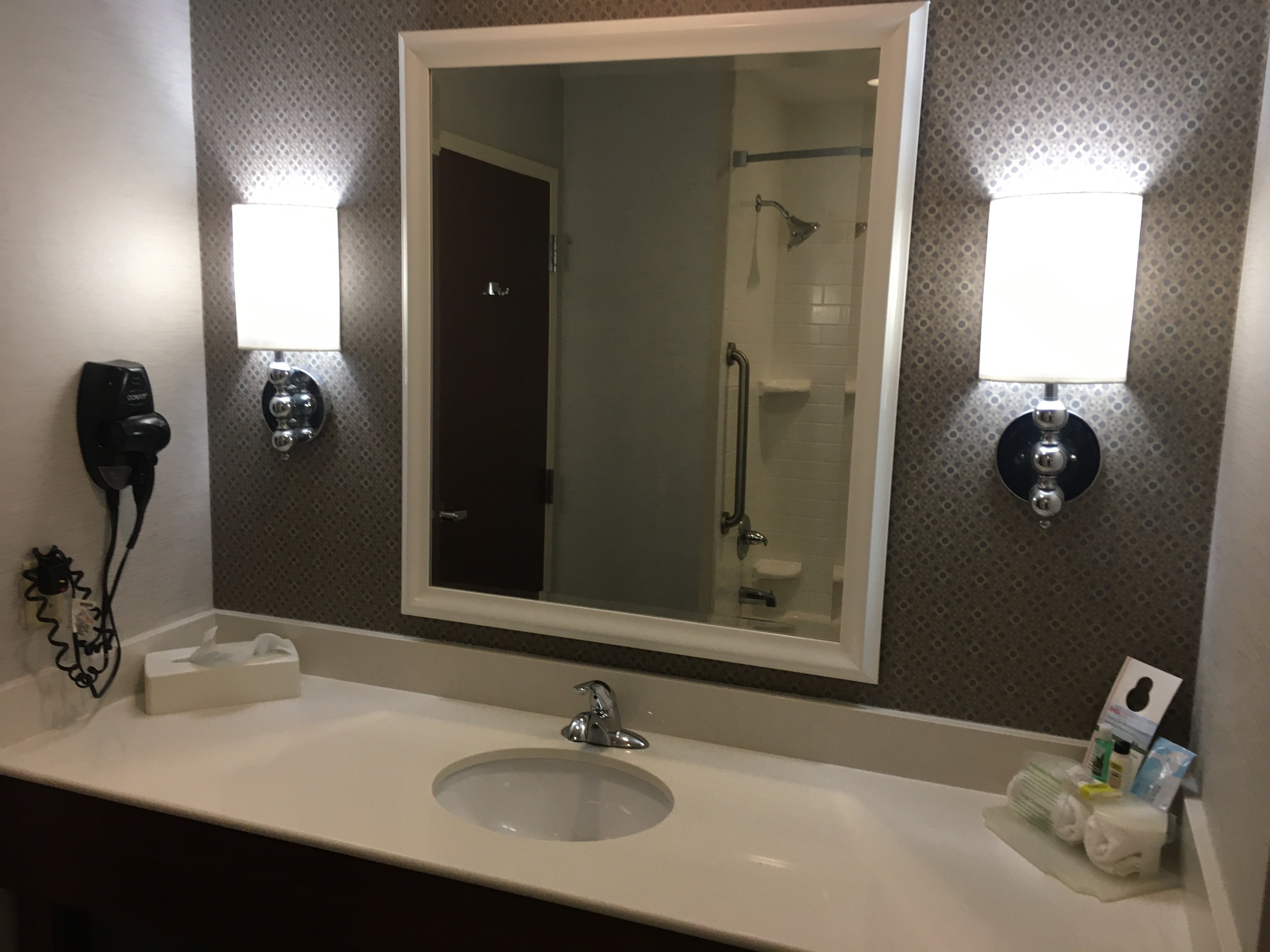 Holiday Inn Express & Suites Terre Haute, an IHG Hotel-浴室