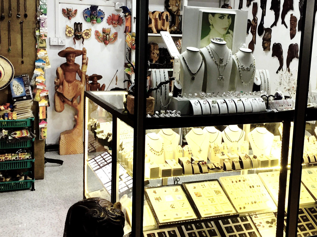 Sithma Gems & Jewellery-乌纳瓦图纳必去景点