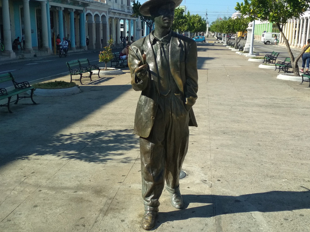 Estatua de Benny More景点图片