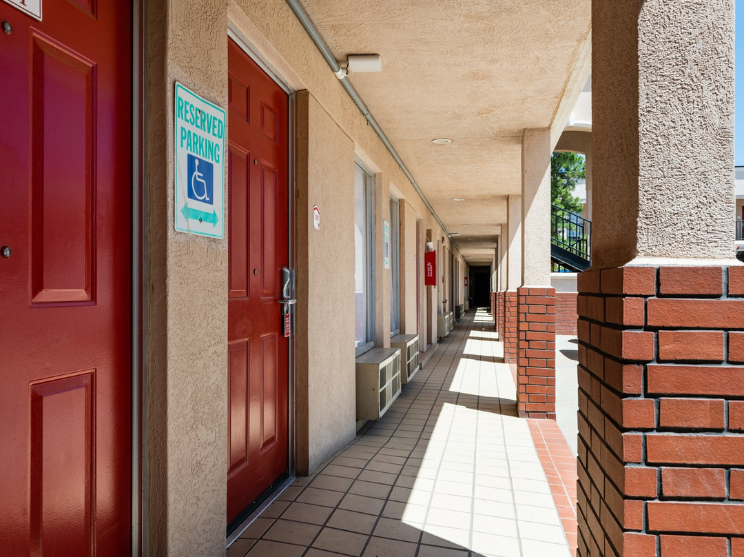 Advantage Inn & Suites主图