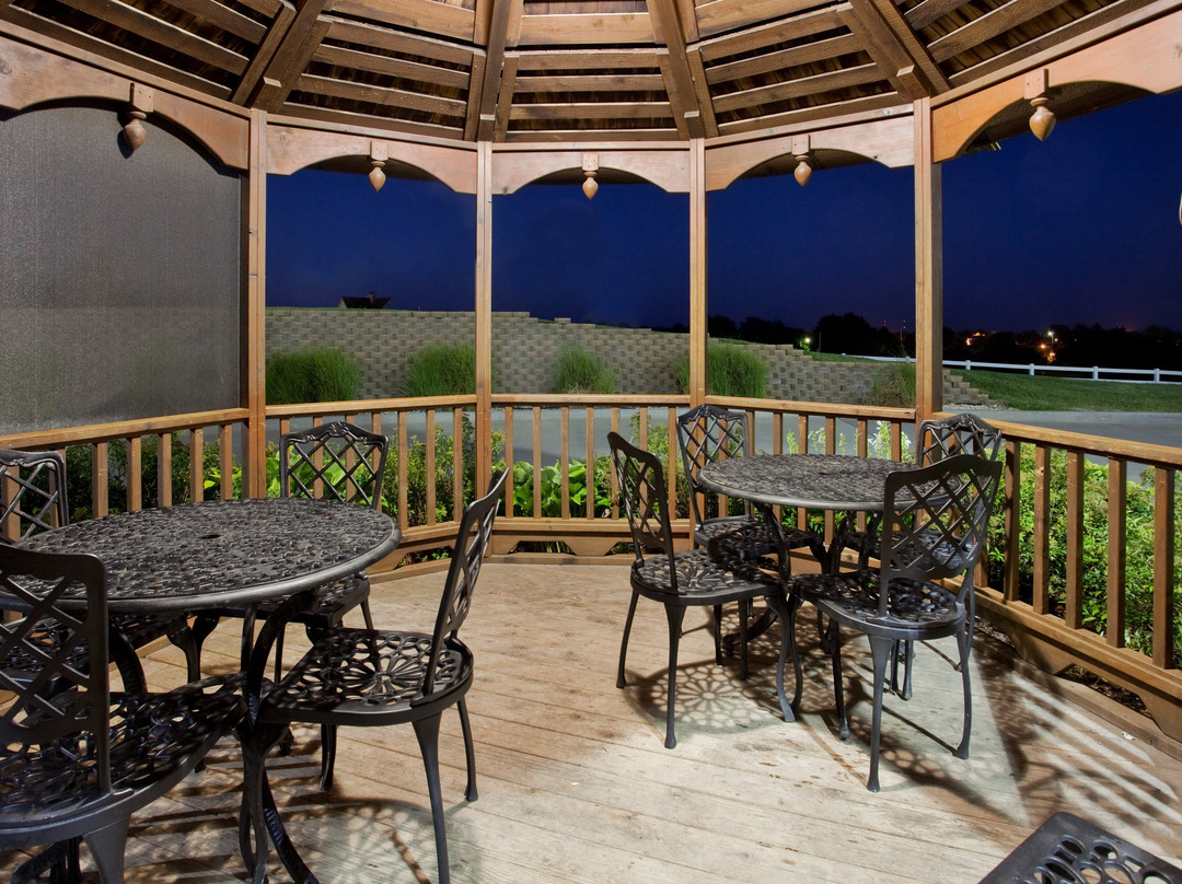 恩波里亚烛木套房酒店主图