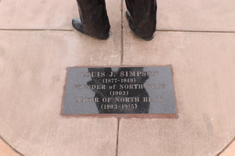 Louis J. Simpson statue景点图片