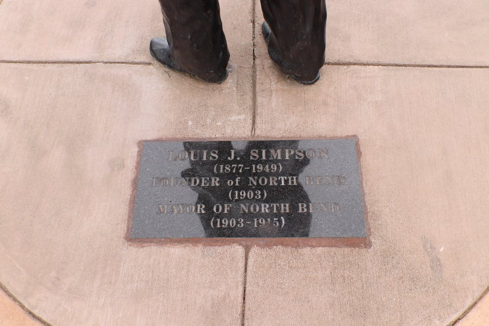 Louis J. Simpson statue-库斯贝必去景点