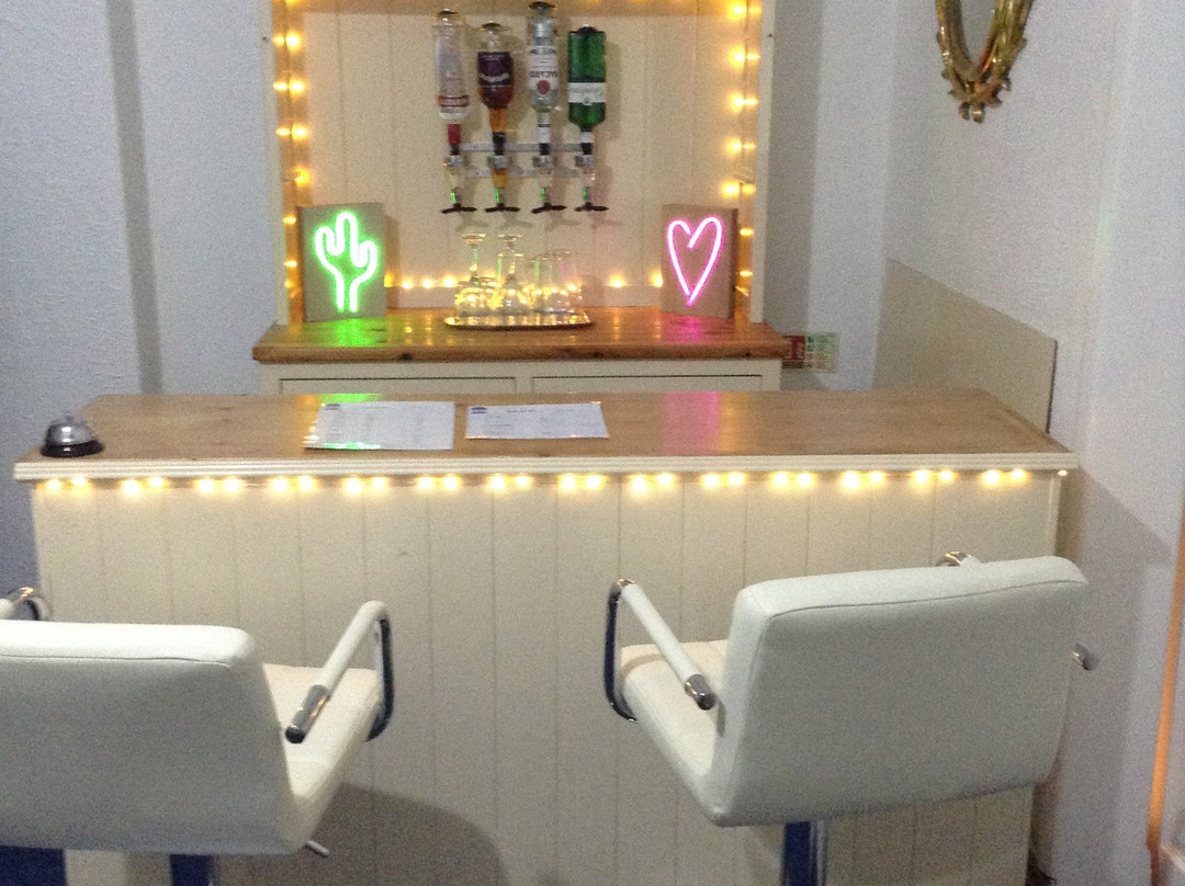 Whiteways Hotel主图