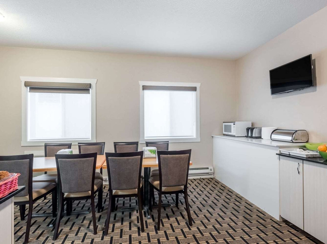 Super 8 by Wyndham Watrous主图