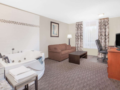 阿萨巴斯卡速8酒店主图