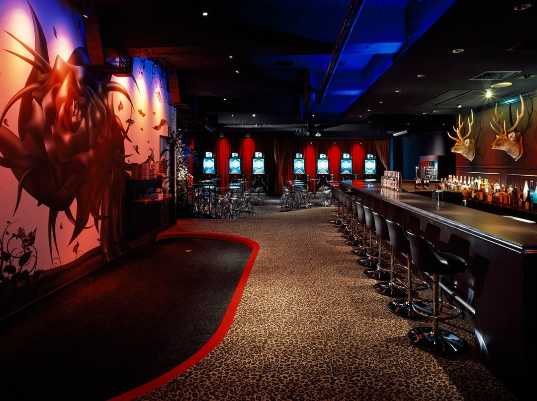 ダイニングダーツバーbee 池袋店