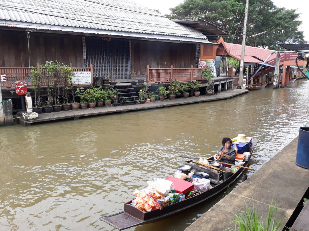 Lao Tuk Luck Floating Market景点图片
