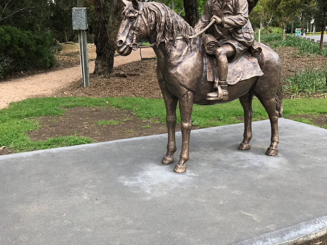Lennie Gwyther Statue-Leongatha必去景点