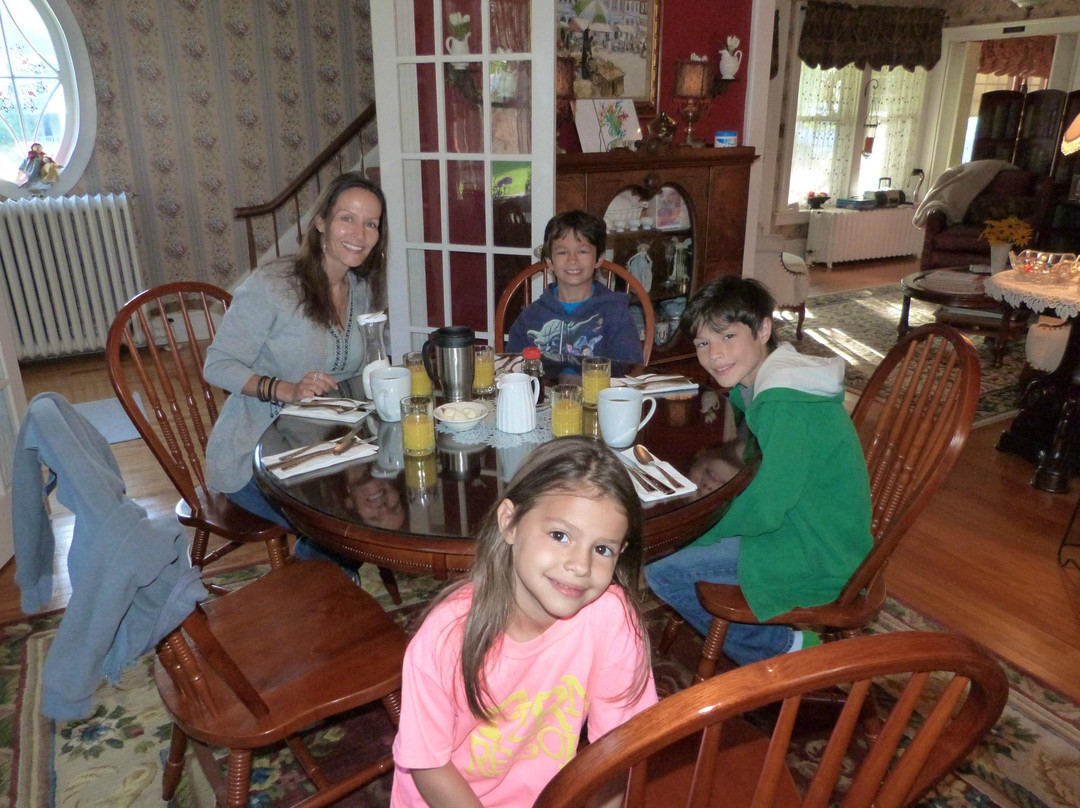 Madison Bed, Book & Candle主图