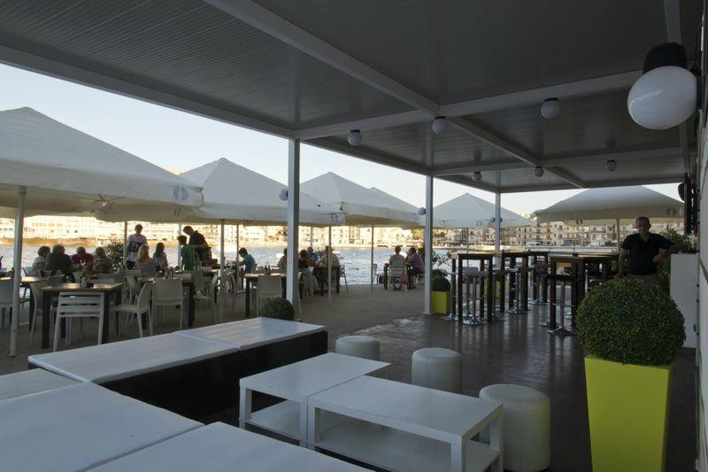 Marsalforn餐馆和美食-Otters Bistro & Lounge