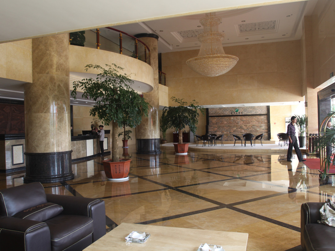 翡翠大酒店主图