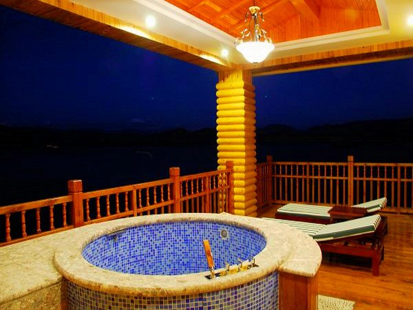 泸沽湖银湖岛大酒店主图