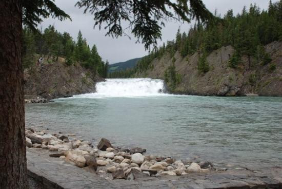 弓河瀑布-班夫必去景点