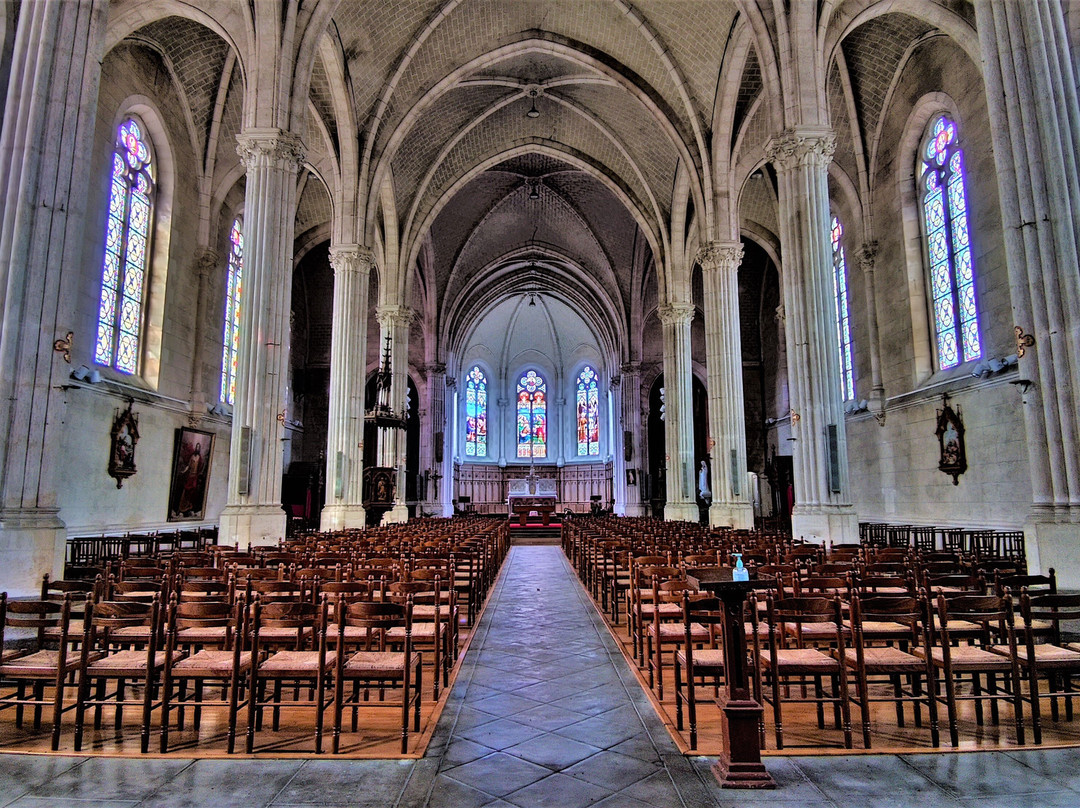 Eglise Saint Pierre-Le Champ-Saint-Pere必去景点