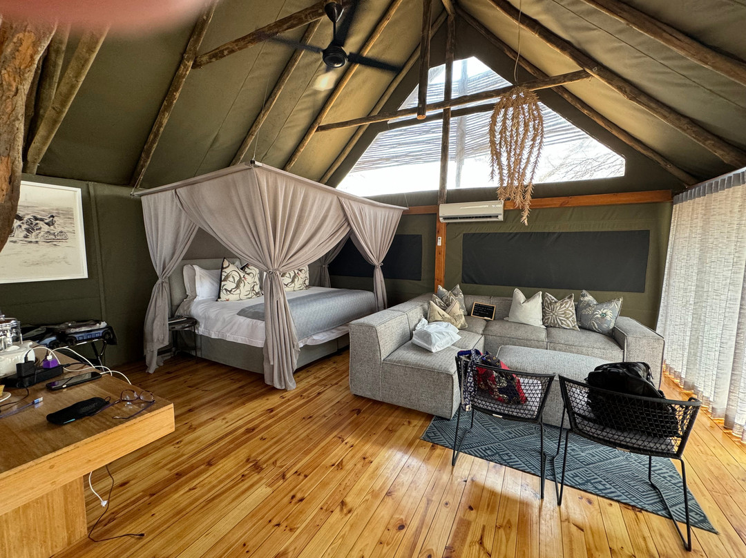 维多利亚瀑布河山林小屋主图