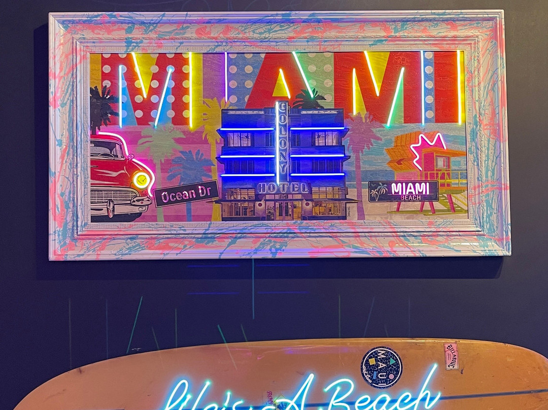 Lux Neon Art Gallery景点图片